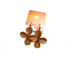 Load image into Gallery viewer, Clover Leather Earrings- Natural