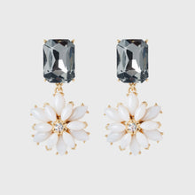 Load image into Gallery viewer, Graphic daisy earrings, grey