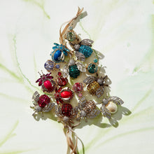 Load image into Gallery viewer, Sparkle bee hanging ornament, emerald