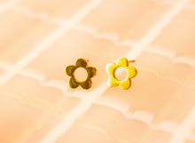 Load image into Gallery viewer, Tiny Daisy Stud Earrring