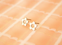 Load image into Gallery viewer, Tiny Daisy Stud Earrring