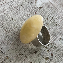 Load image into Gallery viewer, Cream White Marbled Vintage Lucite Silver Cocktail Ring