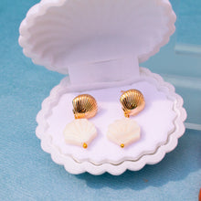 Load image into Gallery viewer, Dainty Seashell Earring