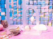 Load image into Gallery viewer, Arca Shell Threader Earrings