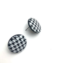 Load image into Gallery viewer, Black &amp; White Houndstooth Disc Stud Earrings
