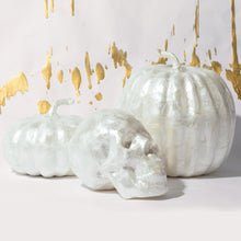 Load image into Gallery viewer, Capiz skull, pearl