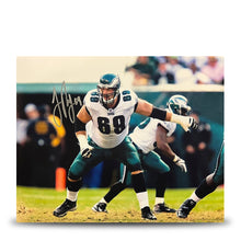 Load image into Gallery viewer, Jon Runyan in Action Autographed Philadelphia Eagles 8" x 10" Football Photo