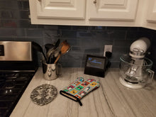 Load image into Gallery viewer, Lots of Border Collie Oven Mitt