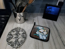 Load image into Gallery viewer, Beignets Piping Hot Pot Holders - Set of 2 Decorative Kitchen Helpers | Made in the USA MW1344PTHD