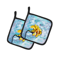 Load image into Gallery viewer, Yellow Daffy Daffodils Pot Holders - Set of 2 Decorative Kitchen Helpers | Made in the USA