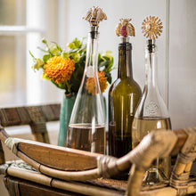Load image into Gallery viewer, Sparkle bee wine stopper