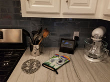 Load image into Gallery viewer, Keeshond Oven Mitt SS8192OVMT