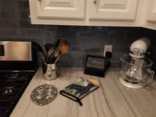 Load image into Gallery viewer, Flat Coated Retriever Oven Mitt SS8263OVMT