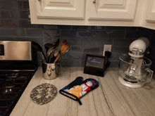 Load image into Gallery viewer, Snowman with Chow Chow Oven Mitt SS8554OVMT
