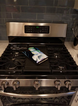 Load image into Gallery viewer, Snowman with Keeshond Oven Mitt SS8557OVMT