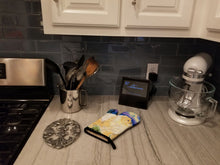 Load image into Gallery viewer, Pomeranian Oven Mitt SS8998OVMT