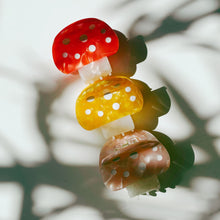 Load image into Gallery viewer, Set of 3 Velvet Claws Mini Mushroom Hair Clips in Velvet Travel Bag