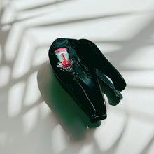 Load image into Gallery viewer, Velvet Claws Mandrill Ape Hair Claw in Black | Claw Clip in Velvet Travel Bag