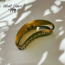 Load image into Gallery viewer, Velvet Claws The Bean Hair Claw in Caramel | Claw Clip in Velvet Travel Bag