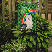Load image into Gallery viewer, White Pomeranian St. Patrick's Garden Flag – "Kiss Me I’m Irish" with Pot of Gold &amp; Rainbow