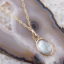 Load image into Gallery viewer, Black Mother of Pearl Golden Pendant Necklace