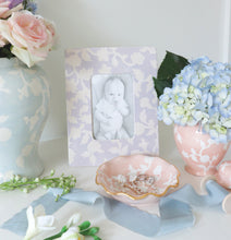 Load image into Gallery viewer, Chinoiserie Dreams Scalloped Bowls with 22K Gold Accent