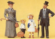 Load image into Gallery viewer, Preiser 45062 G Scale Family on Holliday