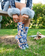 Load image into Gallery viewer, Casper and Trees Sheer Crew Sock