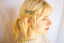 Load image into Gallery viewer, Tiny Daisy Stud Earrring