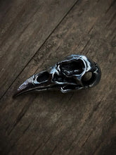 Load image into Gallery viewer, BBK-05 Raven Skull Keychain